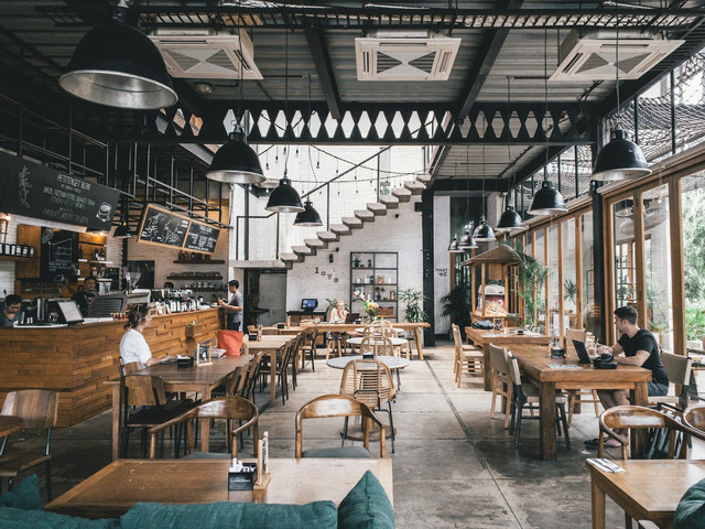 Ilustrasi Cafe 24 Jam Surabaya. Foto: Unsplash/Shawn