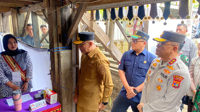 Kapolda Lampung, Irjen Pol Helmy Santika bersama Gubernur Lampung, Rahmat Mirzani Djausal saat meninjau TPS 004. | Foto: Sinta Yuliana/Lampung Geh
