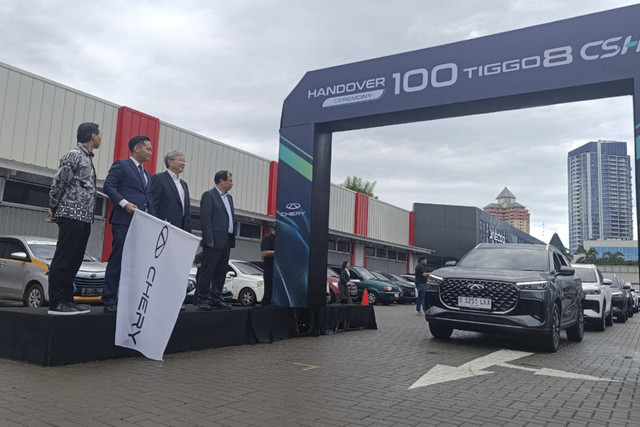 Penyerahan secara simbolis 100 Chery Tiggo 8 CSH ke konsumen. Foto: Fitra Andrianto/kumparan