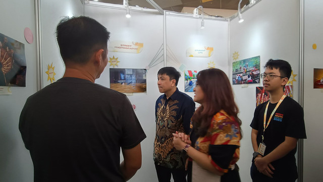 Wakil rektor bidang Kemahasiswaan PCU (Rudy Setiawan-batik biru tua) bersama Ketua FPSI (Federasi Perkumpulan Senifoto Indonesia), Agatha.