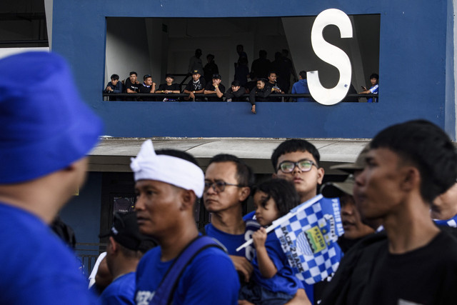Suasana suporter Persib Bandung sebelum menyaksikan pertandingan Persib Bandung di Stadion GBLA, Bandung, Jawa Barat, Sabtu (24/5/2025). Foto: Novrian Arbi/ANTARA FOTO