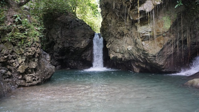 Air Terjun Luweng Sampang. Foto hanya ilustrasi, bukan tempat sebenarnya. Sumber: Unsplash/Madrosah Sunnah