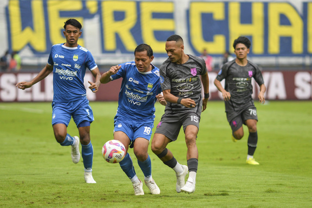 Pemain Persib Bandung Adam Alis (kedua kiri) berebut bola dengan pesepak bola Persis Solo Giovani J.H.Dacosta Numberi (kedua kanan) saat pertandingan BRI Liga 1 di Stadion Gelora Bandung Lautan Api (GBLA), Bandung, Jawa Barat, Sabtu (24/5/2025). Foto: Raisan Al Farisi/ANTARA FOTO