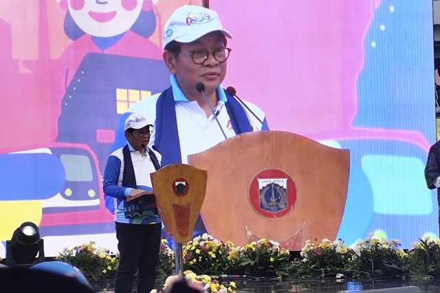 Gubernur DKI Jakarta Pramono Anung memberikan sambutan dalam acara HUT Jakarta ke-498 di Taman Literasi, Blok M, Jakarta Selatan, Sabtu (24/5/2025). Foto: Alya Zahra/kumparan 