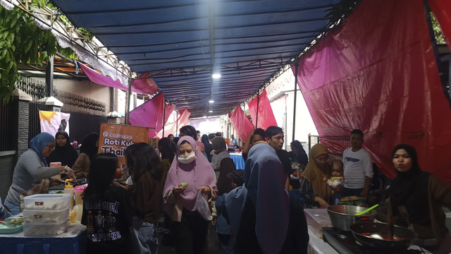 Warga RW 07 Kelurahan Cibadak, Astana Anyar, Bandung, gelar nobar Persib vs Persis Solo, Sabtu (26/5/2025). Foto: Robby Bouceu/kumparan