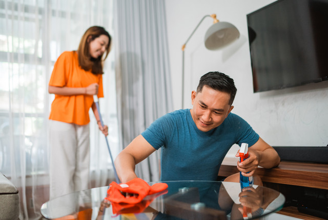 Ilustrasi suami membantu istri mengerjakan pekerjaan rumah. Foto: Odua Images/Shutterstock