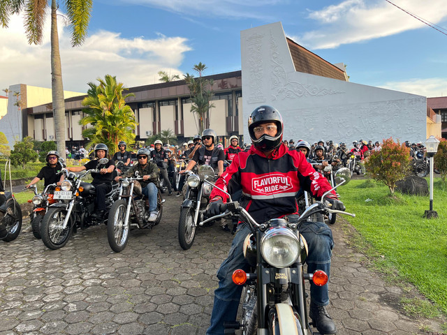 Omarannas berkendara bersama riders yang tergabung di kegiatan Sunsetride Weekend Berkendara, Sabtu, 24 Mei 2025. Foto:Rabiansyah/Hi!Pontianak