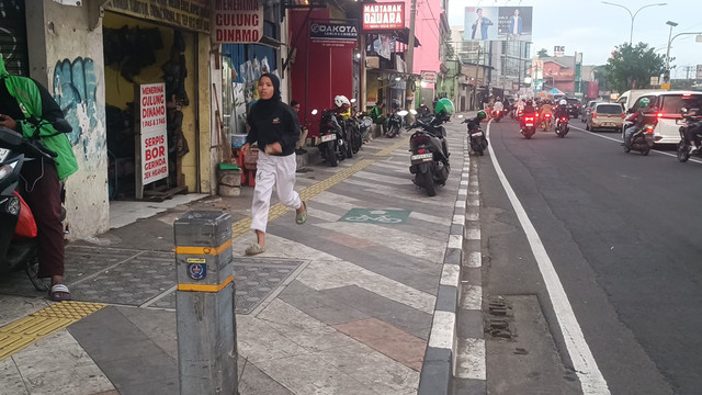 Jalur sepeda di Jalan Margonda Raya berada di area trotoar. Foto: Thomas Bosco/kumparan