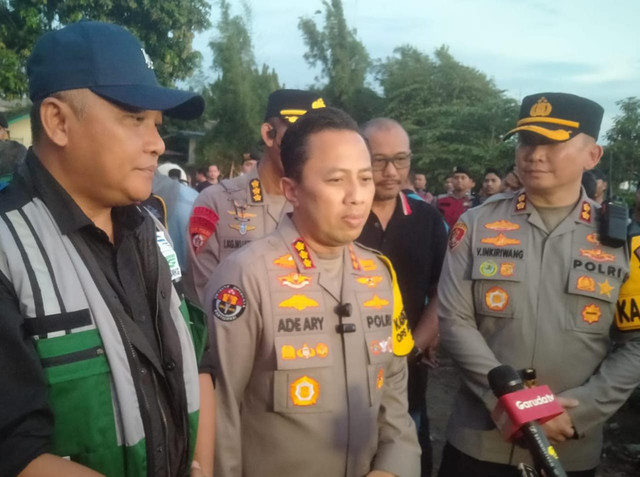 Kabid Humas Polda Metro Jaya, Kombes Ade Ary Syam Indradi, di lahan BMKG di Kelurahan Pondok Betung, Kota Tangerang Selatan, Banten, Sabtu (24/5/2025). Foto: Dok. kumparan