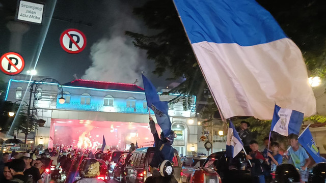 Konvoi bobotoh usai laga Persib Bandung vs Persis Solo, di Jalan Asia-Afrika, Sabtu (24/5). Foto: Robby Bouceu/kumparan