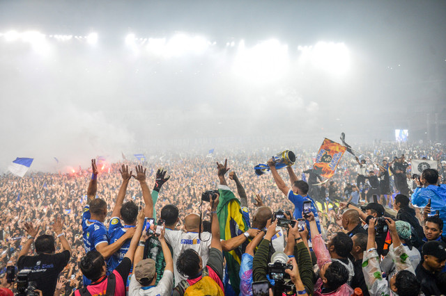 Pemain dan ofisial tim Persib Bandung mengangkat piala usai pemberian piala Liga 1 di Stadion Gelora Bandung Lautan Api (GBLA), Bandung, Jawa Barat, Sabtu (24/5/2025). Foto: ANTARA FOTO/Raisan Al Farisi