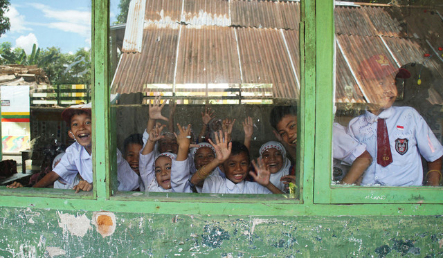 Siswa-siswi di sekolah sumber : Foto oleh muallim nur dari Pexels: https://www.pexels.com/id-id/foto/sekolah-windows-jendela-senang-6512571/