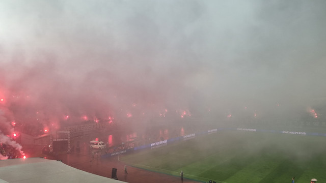 Asap dari flare yang dinyalakan oknum suporter saat laga Persin vs Persis Solo, di GBLA, Sabtu (24/5).  Foto: Dok. Istimewa