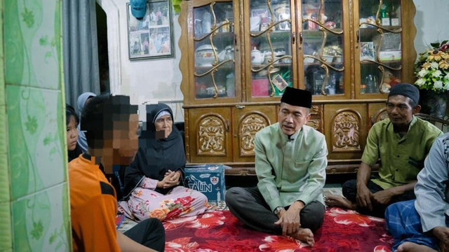 Wali Kota Palembang, Ratu Dewa saat menemui  siswa SMP di Palembang yang menjadi korban perundungan (bullying). Foto : Istimewa