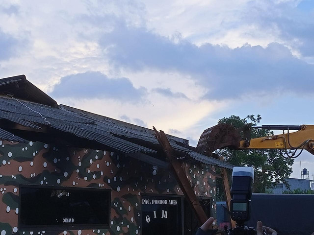 Proses pembongkaran bangunan di lahan BMKG di Tangsel, Sabtu (24/5). Foto: Dok. Istimewa