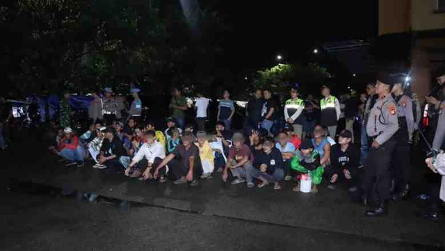 Kepolisian mengamankan sebanyak 34 juru parkir (jukir) liar yang kerap meresahkan warga di Cengkareng, Jakarta Barat, Jumat (23/5/2025).  Foto: ANTARA/HO-Polres Jakbar