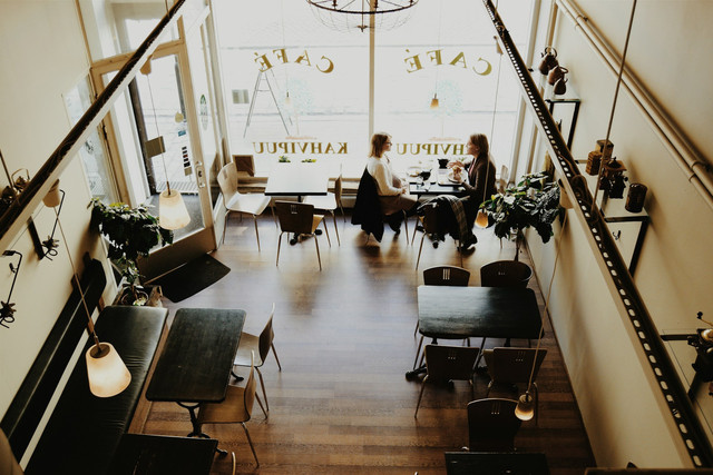Cafe di Kuningan. Foto hanya sebagai ilustrasi, bukan tempat sebenarnya. Sumber foto: Unsplash-Seemi Samuel