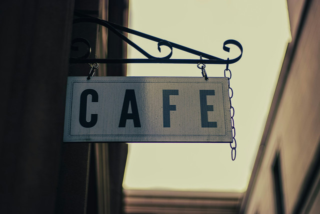 Cafe di Cilegon. Foto hanya ilustrasi, bukan tempat sebenarnya. Sumber: unsplash.com/Brice Cooper.