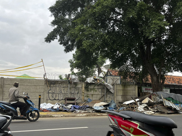 Suasana Lahan BMKG Usai Pembongkaran Posko GRIB  oleh Polda Metro Jaya, Pondok Betung, Kota Tangeran Selatan, Banten, Minggu (25/5/2025). Foto: Rayyan Farhansyah/kumparan
