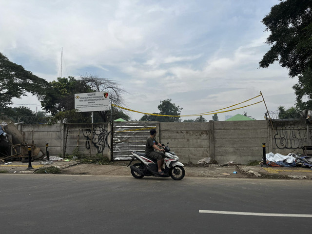 Suasana Lahan BMKG Usai Pembongkaran Posko GRIB  oleh Polda Metro Jaya, Pondok Betung, Kota Tangeran Selatan, Banten, Minggu (25/5/2025). Foto: Rayyan Farhansyah/kumparan