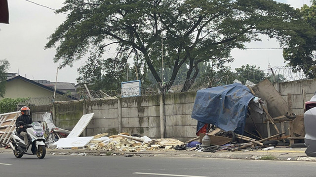 Suasana Lahan BMKG Usai Pembongkaran Posko GRIB  oleh Polda Metro Jaya, Pondok Betung, Kota Tangeran Selatan, Banten, Minggu (25/5/2025). Foto: Rayyan Farhansyah/kumparan