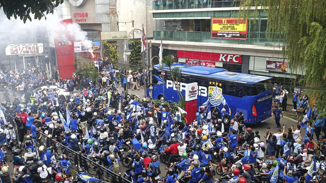 Ribuan bobotoh rayakan Persib juara hingga membanjiri sejumlah ruas jalanan Kota Bandung, pada Minggu (25/4/2025) pagi. Foto: kumparan
