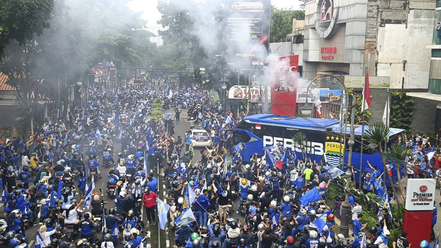 Ribuan bobotoh rayakan Persib juara hingga membanjiri sejumlah ruas jalanan Kota Bandung, pada Minggu (25/4/2025) pagi. Foto: kumparan