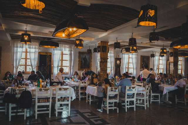 Tempat Makan di Samarinda. Foto hanya ilustrasi, bukan tempat sebenarnya. Sumber: unsplash.com/Tamara Govedarovic.