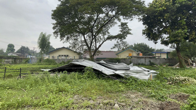 Puing bekas tempat perlombaan burung kicau di Lahan BMKG yang dibongkar Polda Metro Jaya, Pondok Betung, Kota Tangeran Selatan, Banten, Minggu (25/5/2025). Foto: Rayyan Farhansyah/kumparan