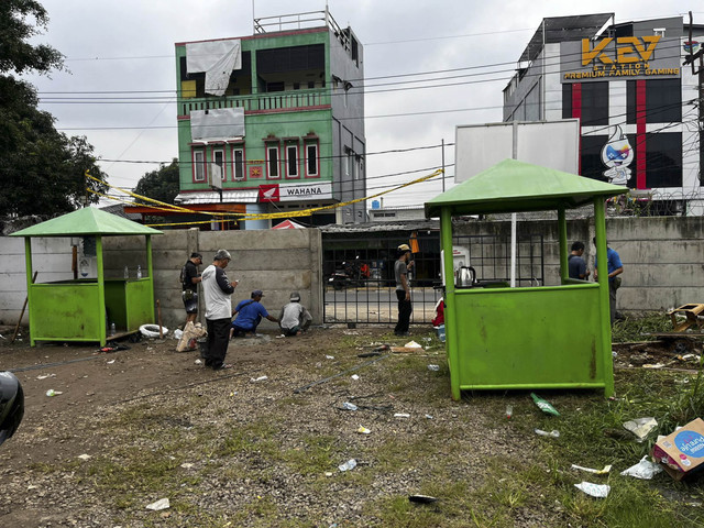 Satpam BMKG dan pemasangan pagar oleh BMKG di Lahan BMKG, Pondok Betung, Tangerang Selatan, Banten, Minggu (25/5/2025). Foto: Rayyan Farhansyah/kumparan