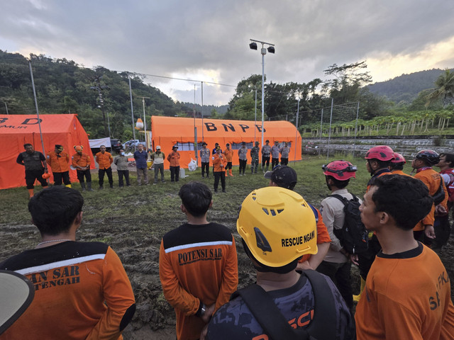 Tim SAR Gabungan saat mengevakuasi jenazah korban longsor di Dusun Kebonagung, Desa Depok, Kecamatan Bendungan, Kabupaten Trenggalek. Foto: Dok. Basarnas Surabaya