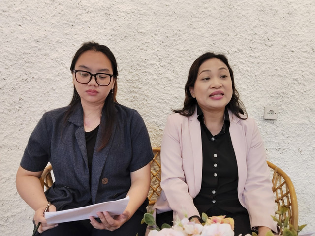 Direktur RS Permata Keluarga, dr Nancy (kanan) menyampaikan permintaan maaf kepada kepada Indah Sari Dewi, ibu dari balita empat tahun berinisial T. Foto: kumparan