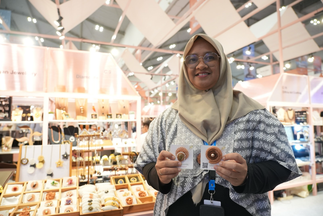 Rosydah sebagai pemilik UMKM perhiasan asal Mojokerto, Jawa Timur 'Diamonte'. Foto: Dok. BRI