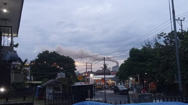 Asap debu putih yang keluar dari cerobong pabrik PT Semen Baturaja. (dok ist)