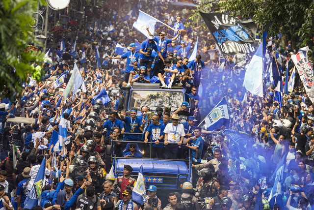 Tim Persib Bandung membawa trofi BRI Liga 1 2024/2025 saat pawai di Jalan Wastukencana, Bandung, Jawa Barat, Minggu (25/5/2025). Foto: Novrian Arbi/ANTARA FOTO