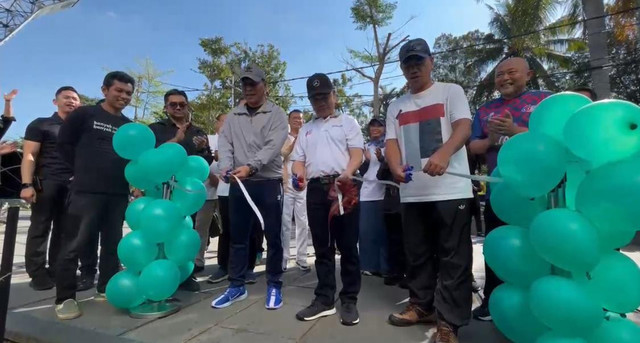 Pemotongan pita saat grand opening 5cm Untan oleh Founder 5cm, Gubernur Kalbar dan Ketua DPRD Kota Pontianak. Foto: Dok. Yulia Ramadhiyanti/Hi!Pontianak