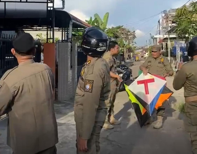 Pol PP Pontianak saat menggelar razia di Jalan Karet Pontianak. Foto: Dok. Prokopim Pemkot Pontianak