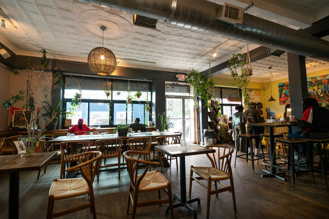 Cafe di Menteng. Foto hanya sebaagai ilustrasi saja, bukan tempat sebenarnya. Sumber: Unsplash/Michael Moloney.