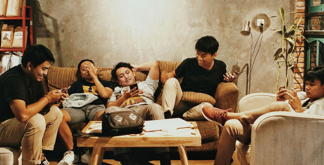 Gambar Ilustrasi generasi muda, Sumber: www.pexels.com | https://www.pexels.com/photo/men-sits-of-sofa-1036804/