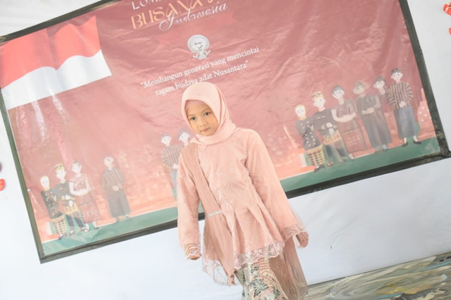 kegiatan lomba busana adat di sekolah SMP IT AL QOSIMIYYAH. by: tya safira