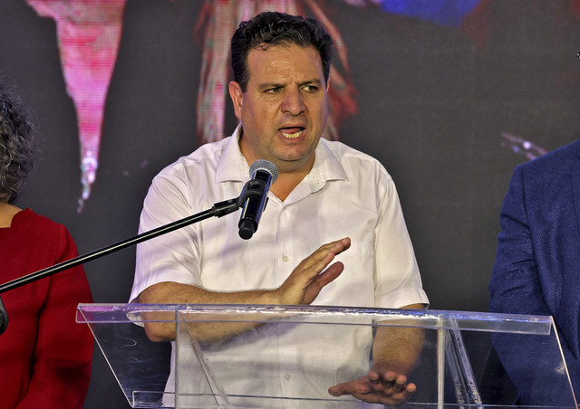 Anggota parlemen Israel dari partai Arab-Yahudi Hadash, Ayman Odeh. Foto: Ahmad Gharabli/AFP