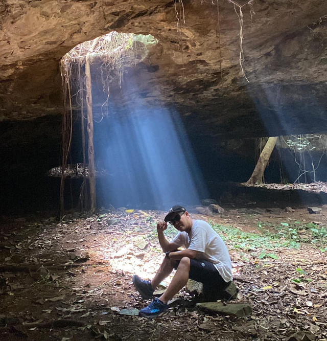 Seorang pengunjung menikmati keindahan Goa Kumpe. Foto: Dok. instagram @muslimin95_.