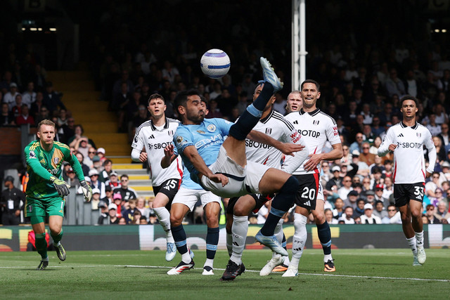 Pemain Manchester City Ilkay Gundogan mencetak gol ke gawang Fulham pada pertandingan Liga Inggris di Craven Cottage, London, Inggris, Minggu (25/5/2025). Foto: Toby Melville/REUTERS