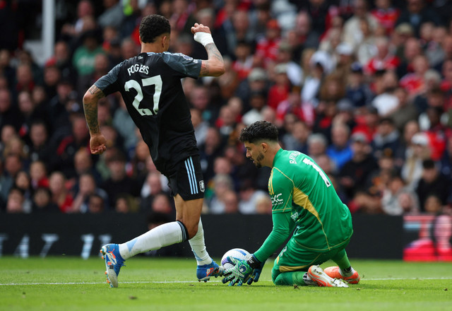 Insiden Morgan Rogers & Altay Bayindir saat laga Manchester United vs Aston Villa dalam pekan terakhir Liga Inggris 2024/25 di Stadion Old Trafford, Minggu (25/5) malam WIB. Foto: Action Images via Reuters/Craig Brough