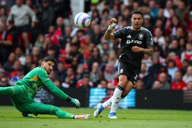 Insiden Morgan Rogers & Altay Bayindir saat laga Manchester United vs Aston Villa dalam pekan terakhir Liga Inggris 2024/25 di Stadion Old Trafford, Minggu (25/5) malam WIB. Foto: Action Images via Reuters/Craig Brough