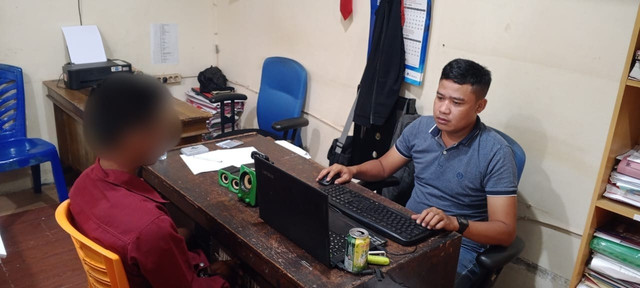 Pelaku saat berada di Mapolres Bengkayang. Foto: Dok. Polres Bengkayang