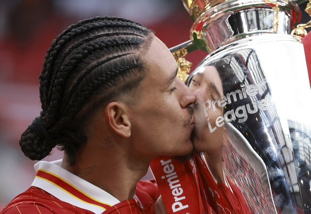 Pemain Liverpool, Darwin Nunez, merayakan trofi setelah menjuarai Liga Inggris di Anfield, Liverpool, Inggris pada Minggu (25/5/2025) malam WIB. Foto: Phil Noble/REUTERS