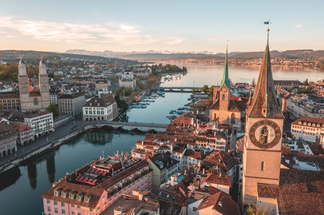 Sisi gelap Swiss. Foto: Zurich, Swiss. Sumber: Unsplash/Henrique Ferreira