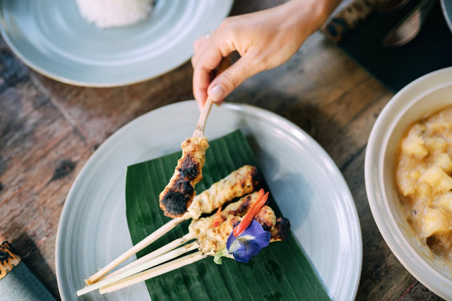 Ilustrasi Cara agar Sate Kambing Tidak Alot. Pexels/Yan Krukau