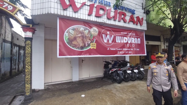 Wali Kota Solo Respati Ardi menutup sementara Rumah Makan Ayam Goreng Widuran yang berlokasi di Jalan Sultan Syahrir, Kelurahan Kepatihan Kulon, Kecamatan Jebres, Solo. Foto: kumparan